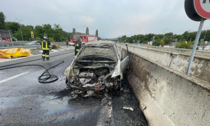 Auto va a sbattere contro il guardrail e prende fuoco, illeso il conducente