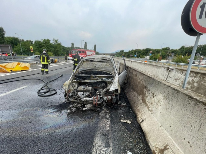 Auto va a sbattere contro il guardrail e prende fuoco, illeso il conducente