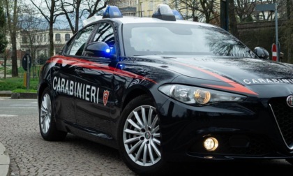 Sviene in auto dopo una perdita dalla bombola di CO2, salvata dai carabinieri