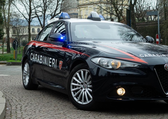 Sviene in auto dopo una perdita dalla bombola di CO2, salvata dai carabinieri