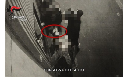 Adescato su un sito d'incontri e rapinato da una coppia