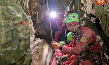 Speleologo di Torino estratto vivo dopo 24 ore dall'Abisso di Paperino