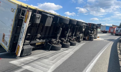 Camion si ribalta nello svincolo della tangenziale a Rivoli
