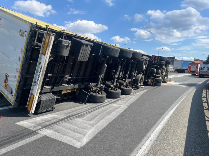 Camion si ribalta nello svincolo della tangenziale a Rivoli
