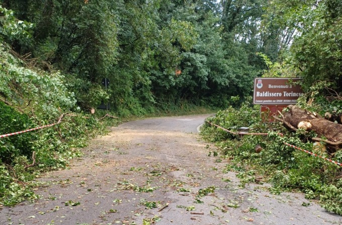 Caduta di alberi: tra Baldissero Torinese e Pavarolo strada chiusa al traffico
