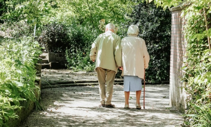 Coppia di anziani truffata per anni: la badante si era fatta comprare una casa e riceveva bonifici ogni 10 giorni