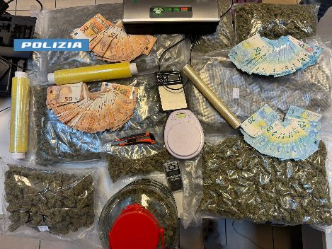 Barriera di Milano: custodiva in casa droga e soldi, arrestato un uomo