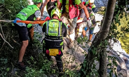 Coazze, attraversa il fiume Sangone e si ferisce a un piede