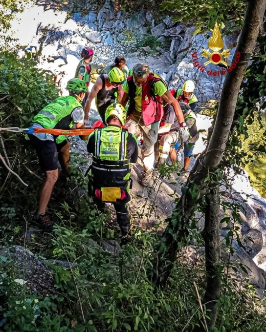 Coazze, attraversa il fiume Sangone e si ferisce a un piede