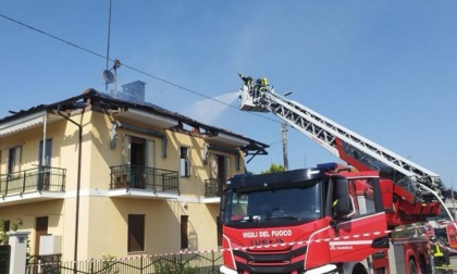 Paura a Pianezza, a fuoco il tetto di un'abitazione