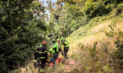 Villar Pellice, anziano esce fuori strada con l'auto e finisce in una scarpata