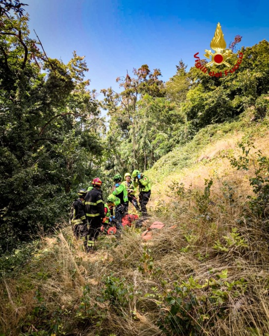 Villar Pellice, anziano esce fuori strada con l’auto e finisce in una scarpata