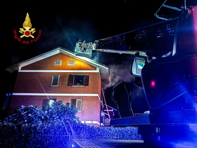 Incendio in un palazzo a Rivalta di Torino, morta una ragazza di 28 anni