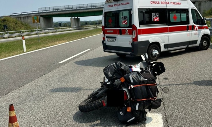 Albiano d’Ivrea, incidente sulla bretella Ivrea-Santhià: ferito un centauro