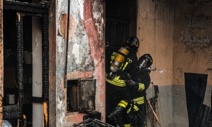 Incendio in un palazzo in via Thermignon a Torino