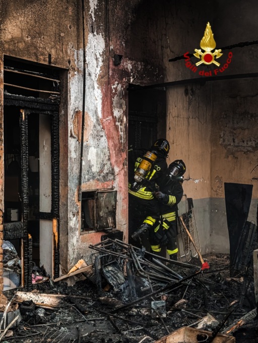 Incendio in un palazzo in via Thermignon a Torino