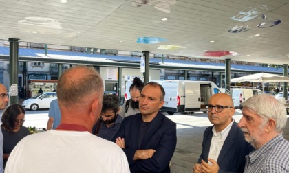 Il sindaco Lo Russo e il presidente della Circoscrizione 8 (Miano) in visita all'anagrafe di via Nizza e ai mercati rionali