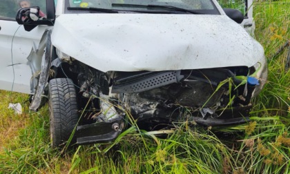Auto esce fuori dalla carreggiata mentre percorre l'A5 vicino Ivrea
