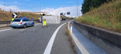 Autocarro ribaltato sul fianco in tangenziale a Venaria Reale