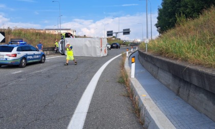 Autocarro ribaltato sul fianco in tangenziale a Venaria Reale