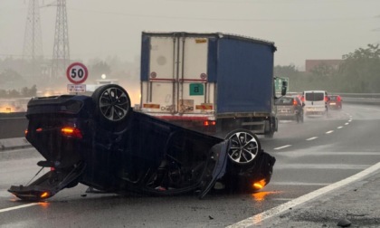 Auto ribaltata in tangenziale a Stupinigi