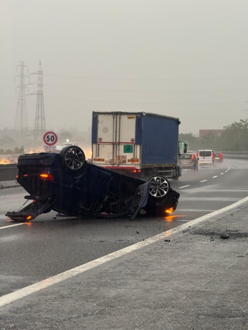 Auto ribaltata in tangenziale a Stupinigi
