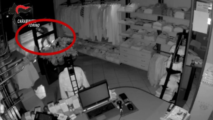 Alopecia e tatuaggio tradiscono autore di una “spaccata” in un negozio nel quartiere di san Salvario