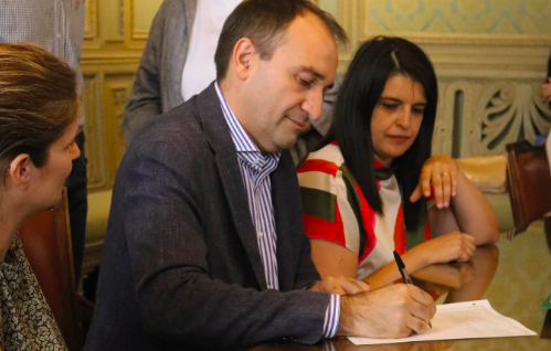 Torino registra i figli delle coppie omogenitoriali, il sindaco Lo Russo: “Un passo avanti che rende il nostro Paese più giusto”