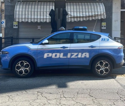 Ivrea, danneggia auto e aggredisce i poliziotti: arrestato 26enne