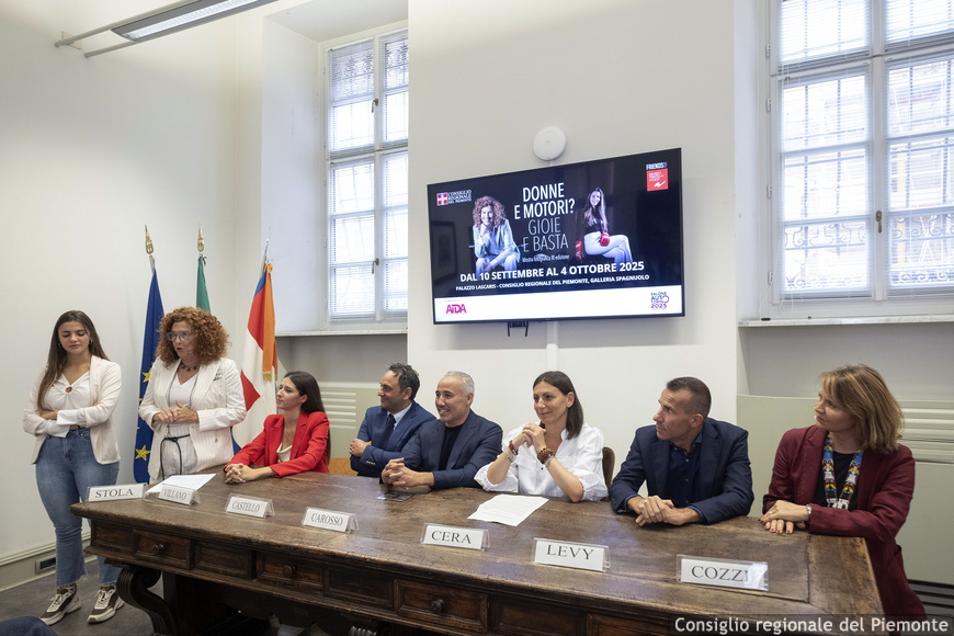Inaugurata la mostra fotografica “Donne e Motori, Gioie e Basta!”