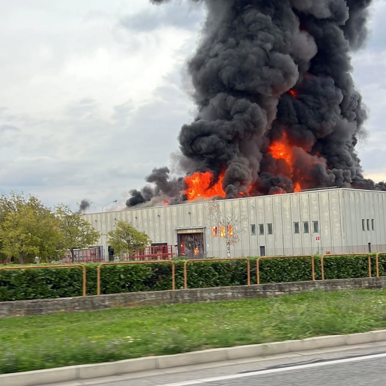 Incendio a Pianezza, i tecnici Arpa consigliano di non effettuare attività all’aperto e di non consumare i prodotti dell’orto