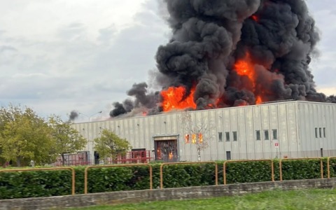 Incendio a Pianezza, i tecnici Arpa consigliano di non effettuare attività all’aperto e di non consumare i prodotti dell’orto