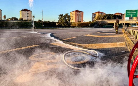 Incendio allo svincolo di Falchera, intervento dei vigili del fuoco