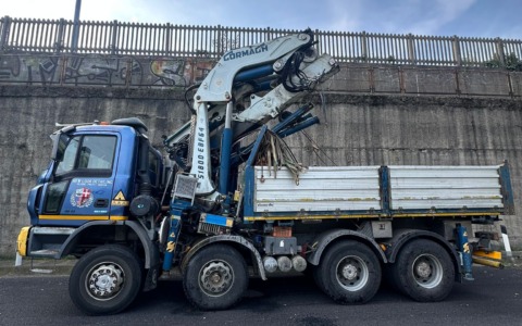 Mezzo gru percorre la tangenziale e urta un cavalcavia