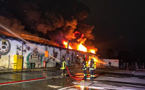 Incendio in una struttura commerciale a Moncalieri