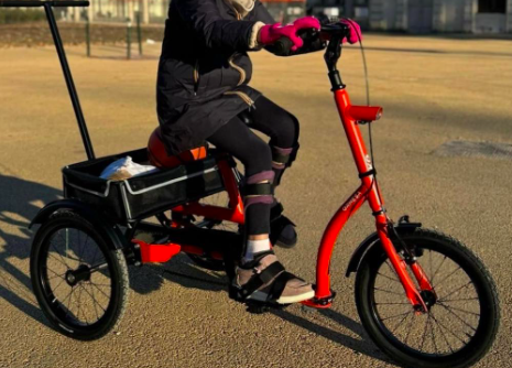 Ladri di bici senza pietà: rubato anche il triciclo ortopedico di una bimba con difficoltà motorie