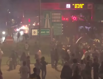Il corteo per Gaza blocca l’autostrada Torino – Milano, invasi anche i binari della stazione di Porta Nuova
