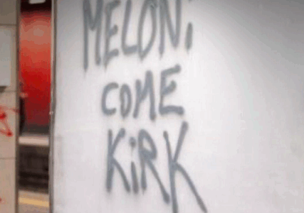 A Porta Susa compare la scritta “Meloni come Kirk”, la reazione della premier: “Motivo di orgoglio”