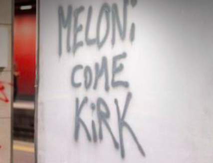 A Porta Susa compare la scritta “Meloni come Kirk”, la reazione della premier: “Motivo di orgoglio”