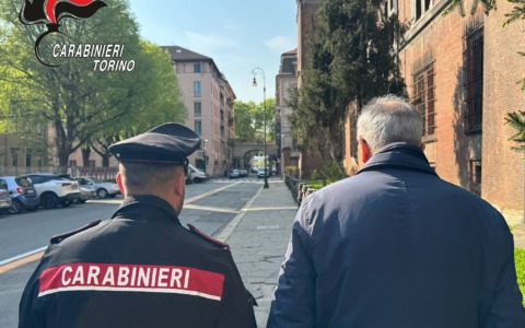 83enne raggirato con la truffa dello specchietto, immediato l’intervento dei carabinieri