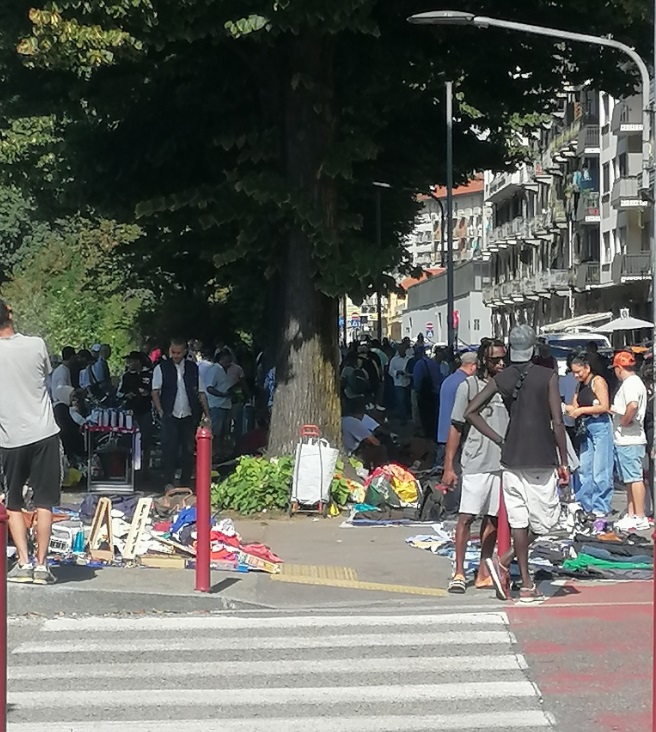 A Lungo Dora invasione di venditori abusivi