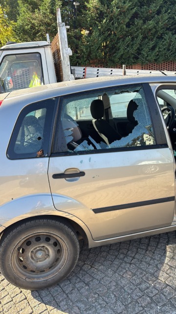 Auto danneggiate dai vandali in piena notte a Santena