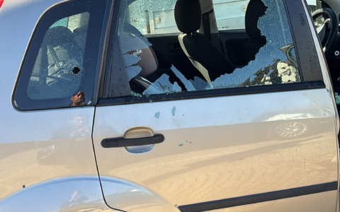 Auto danneggiate dai vandali in piena notte a Santena