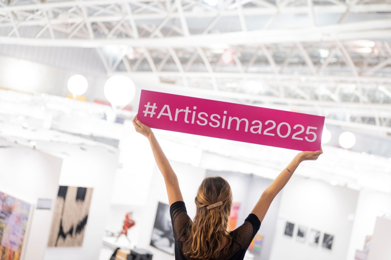 Inaugurata Artissima 2025, il direttore Luigi Fassi: “Agli artisti il compito di ispirare un Manuale operativo per la Nave Spaziale Terra”