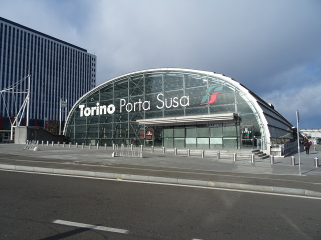 Vuole gettarsi sotto il treno a Porta Susa: poliziotti lo salvano