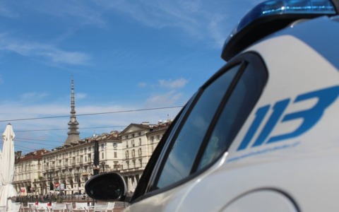 Mamma a passeggio con neonato aggredita e derubata in corso Regina Margherita