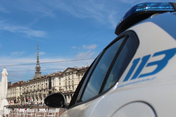 Mamma a passeggio con neonato aggredita e derubata in corso Regina Margherita