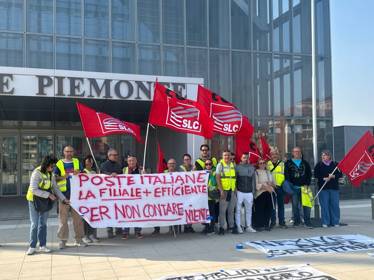 Postalcoop, lavoratori in presidio davanti al Palazzo della Regione