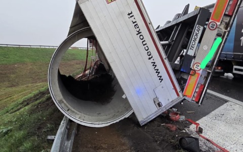 Semirimorchio ribaltato sulla rampa dell’A4 a Torino