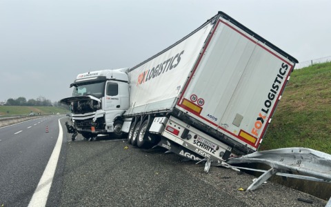 Pinerolo, autoarticolato perde il controllo ed esce fuori strada